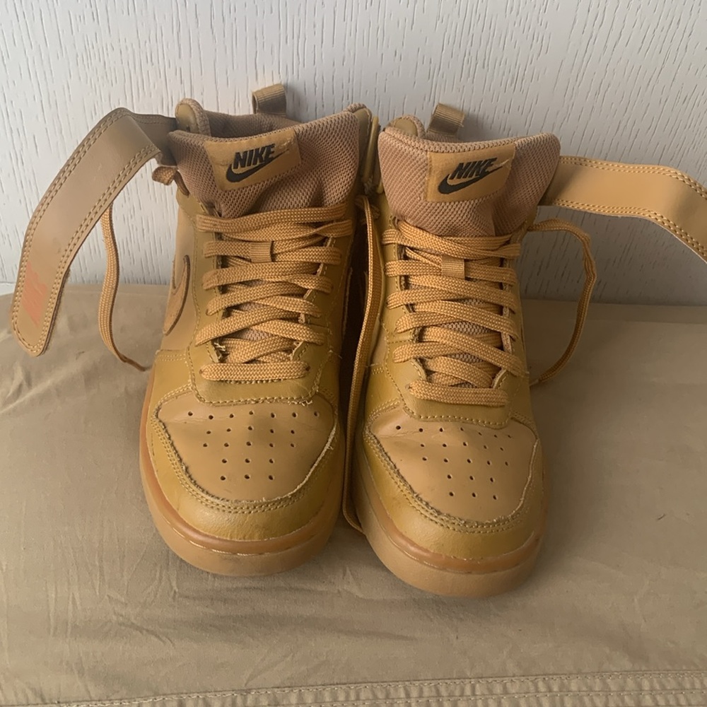 Size 4.5Y Nike Court Borough